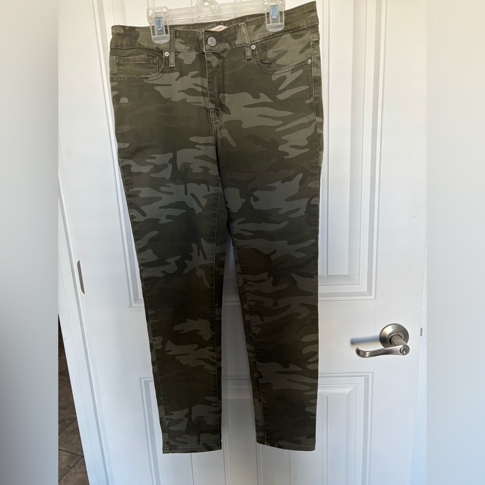 Levi’s 711 camo skinny jeans